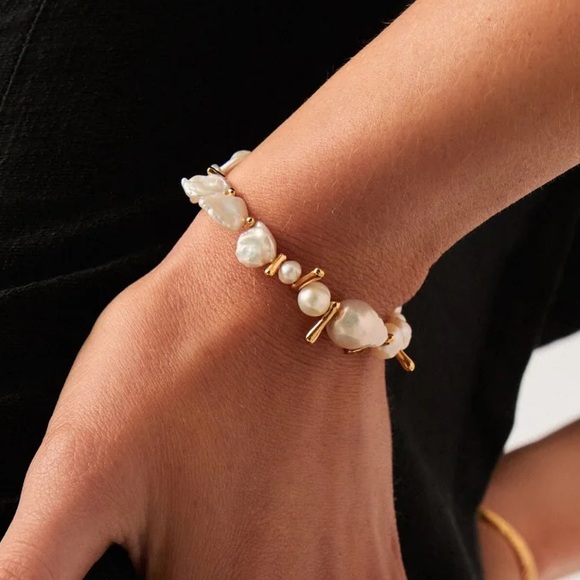 Elegant Gold and Pearl Bracelet - Picture 6 of 6
